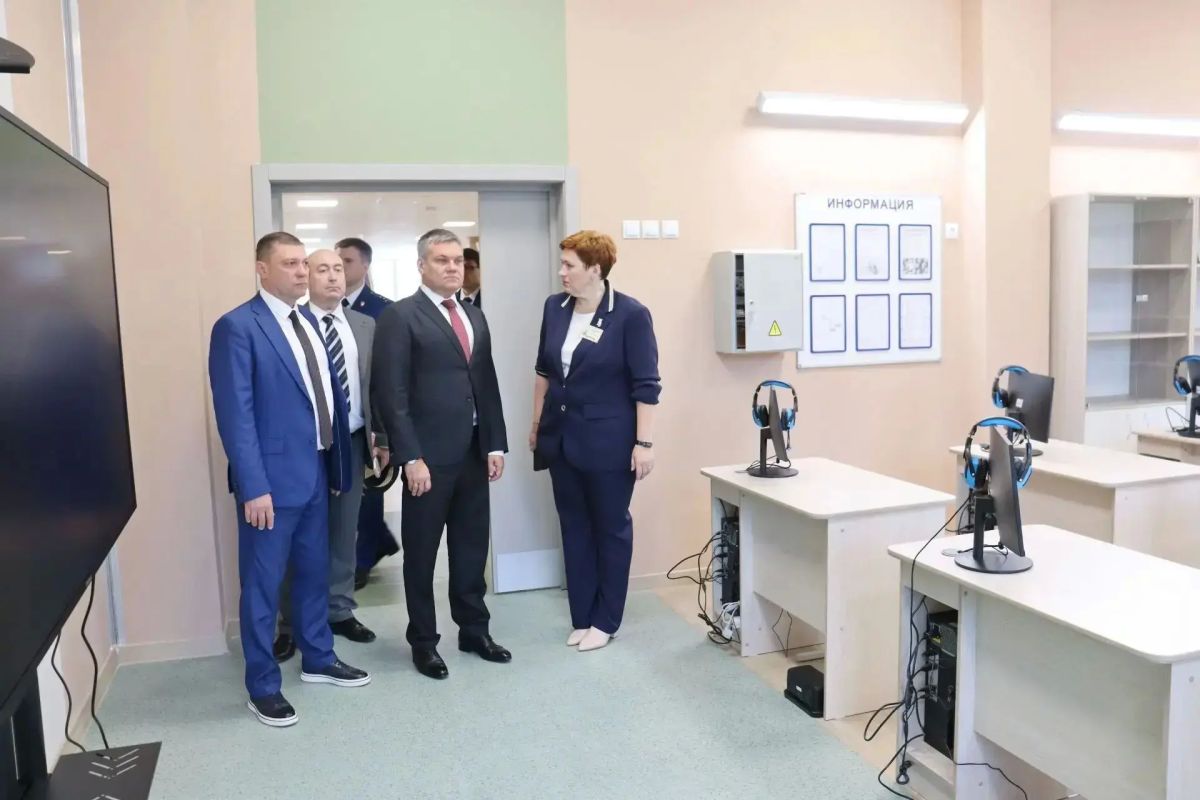 Прокурор Ленинградской области Пётр Забурко принял участие в торжественной линейке МОУ «Новосельская общеобразовательная школа №1» Прокурор Ленинградской области Пётр Забурко принял участие в торжественной линейке МОУ «Новосельская общеобразовательная школа №1»