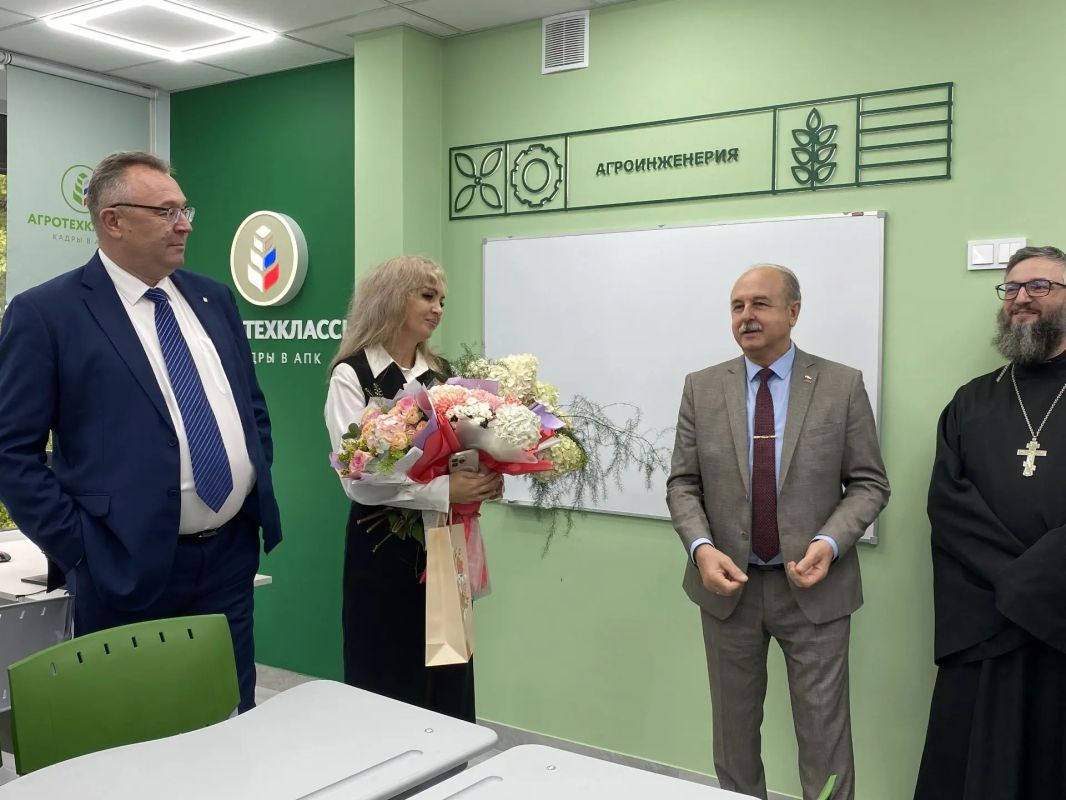 В Первомайском центре образования дан старт новому учебному году и открыт второй агротехнологический класс при поддержке птицефабрики «Роскар» В Первомайском центре образования дан старт новому учебному году и открыт второй агротехнологический класс при поддержке птицефабрики «Роскар»