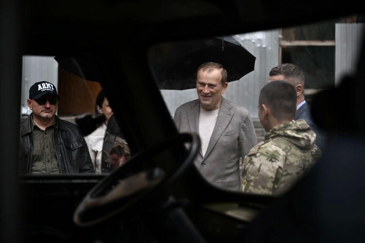Александр Дрозденко: В июне бойцы штурмовой роты отряда «Шторм» передали мне свой боевой флаг Александр Дрозденко: В июне бойцы штурмовой роты отряда «Шторм» передали мне свой боевой флаг