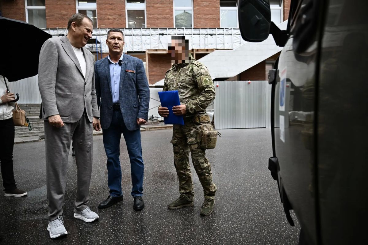 Александр Дрозденко: В июне бойцы штурмовой роты отряда «Шторм» передали мне свой боевой флаг Александр Дрозденко: В июне бойцы штурмовой роты отряда «Шторм» передали мне свой боевой флаг