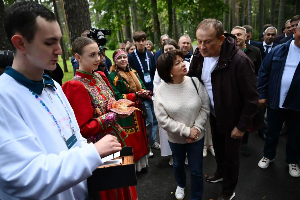 Вице-губернатор Ленобласти Олег Малащенко вместе с губернатором региона Александром Дрозденко и заместителем полпреда президента в СЗФО Любовью Совершаевой принимает участие в работе молодёжного форума «Ладога», который... Вице-губернатор Ленобласти Олег Малащенко вместе с губернатором региона Александром Дрозденко и заместителем полпреда президента в СЗФО Любовью Совершаевой принимает участие в работе молодёжного форума «Ладога», который...