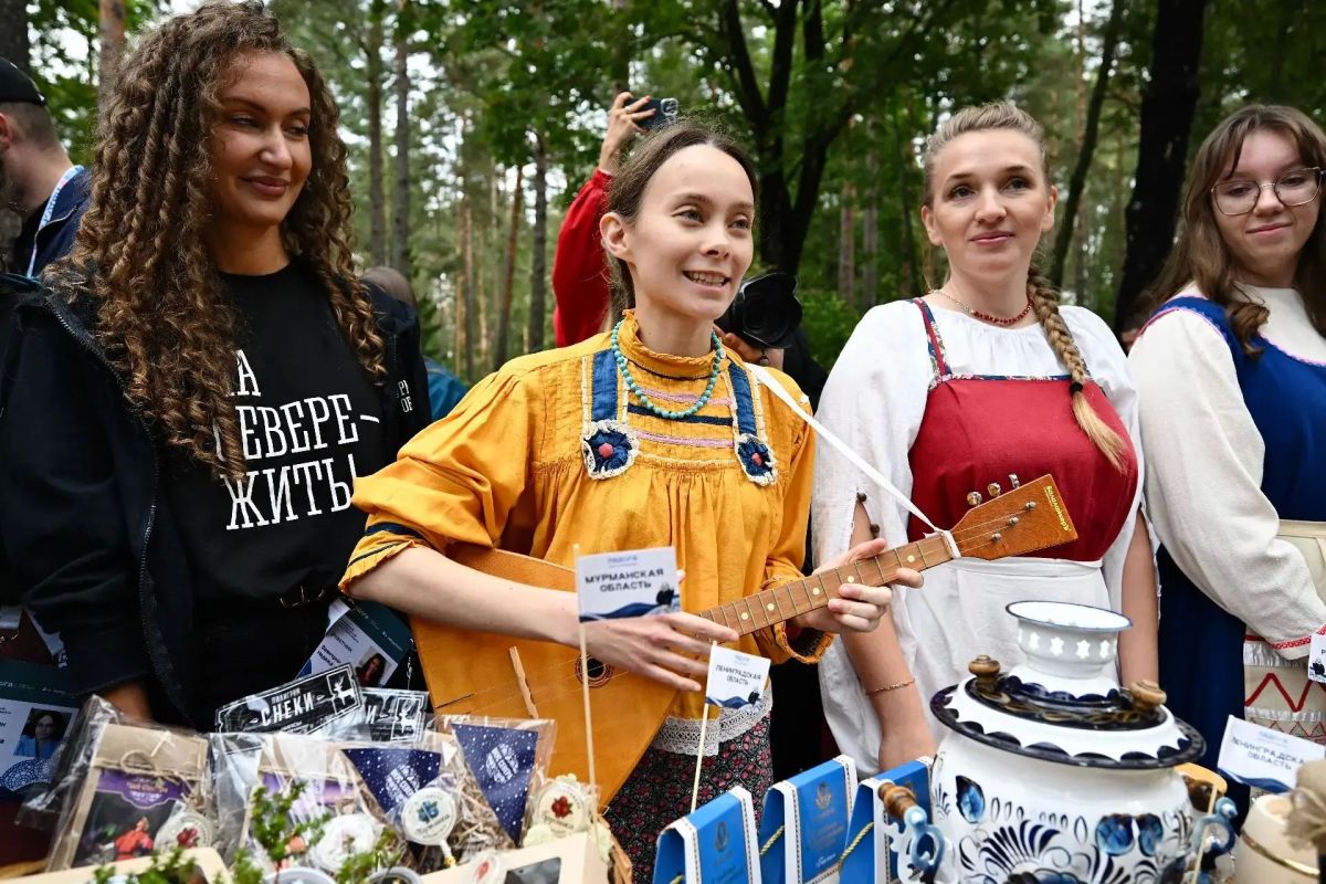 Вице-губернатор Ленобласти Олег Малащенко вместе с губернатором региона Александром Дрозденко и заместителем полпреда президента в СЗФО Любовью Совершаевой принимает участие в работе молодёжного форума «Ладога», который... Вице-губернатор Ленобласти Олег Малащенко вместе с губернатором региона Александром Дрозденко и заместителем полпреда президента в СЗФО Любовью Совершаевой принимает участие в работе молодёжного форума «Ладога», который...