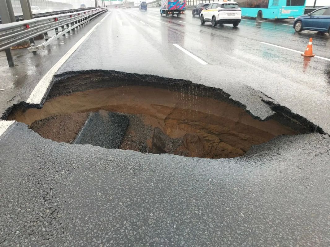 Из-за огромной ямы на КАД в районе Мурино перекрыли две полосы движения