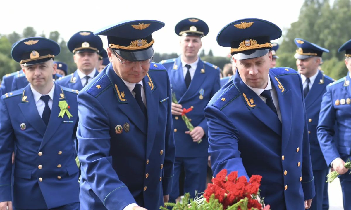В 85-ю годовщину начала блокады Ленинграда состоялась торжественно-траурная церемония на Пискаревском мемориальном кладбище В 85-ю годовщину начала блокады Ленинграда состоялась торжественно-траурная церемония на Пискаревском мемориальном кладбище