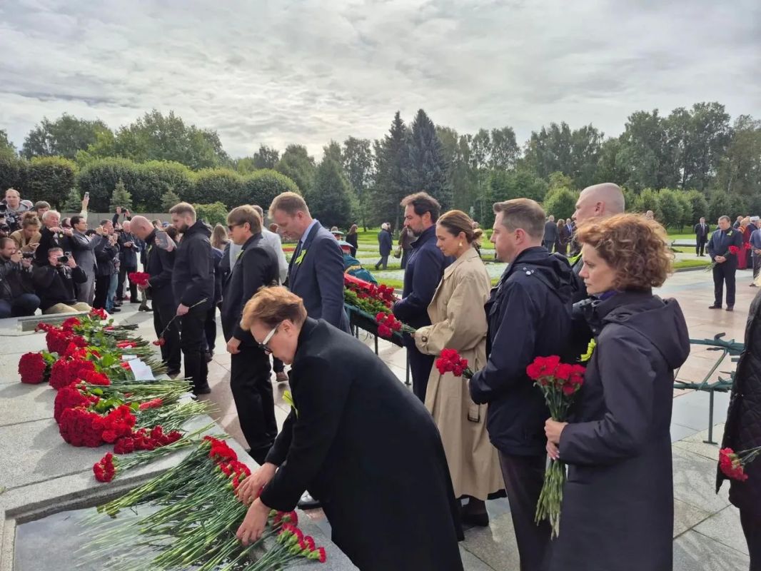 На Пискарёвском кладбище почтили память жертв блокады Ленинграда На Пискарёвском кладбище почтили память жертв блокады Ленинграда