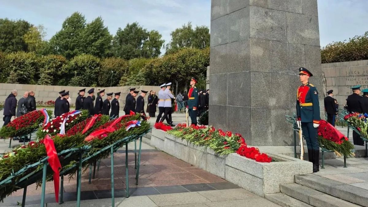 На Пискарёвском кладбище почтили память жертв блокады Ленинграда