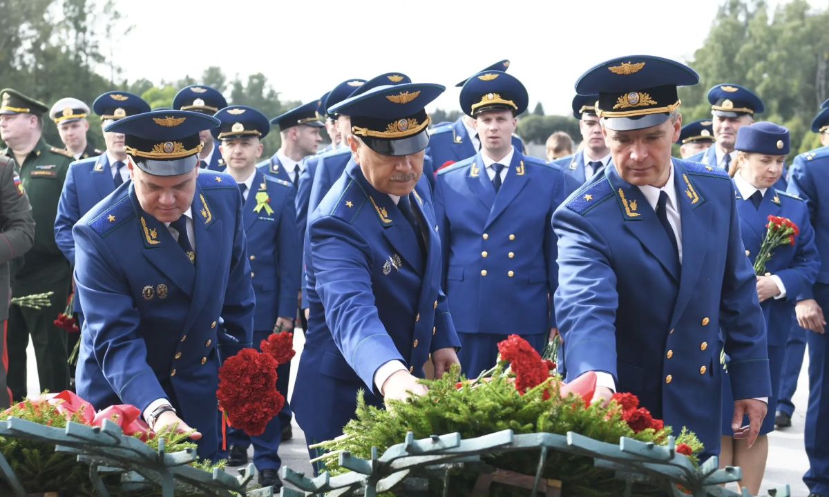 В 85-ю годовщину начала блокады Ленинграда состоялась торжественно-траурная церемония на Пискаревском мемориальном кладбище В 85-ю годовщину начала блокады Ленинграда состоялась торжественно-траурная церемония на Пискаревском мемориальном кладбище