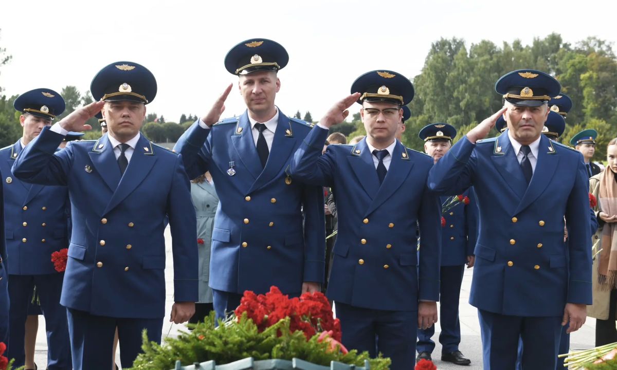 В 85-ю годовщину начала блокады Ленинграда состоялась торжественно-траурная церемония на Пискаревском мемориальном кладбище В 85-ю годовщину начала блокады Ленинграда состоялась торжественно-траурная церемония на Пискаревском мемориальном кладбище
