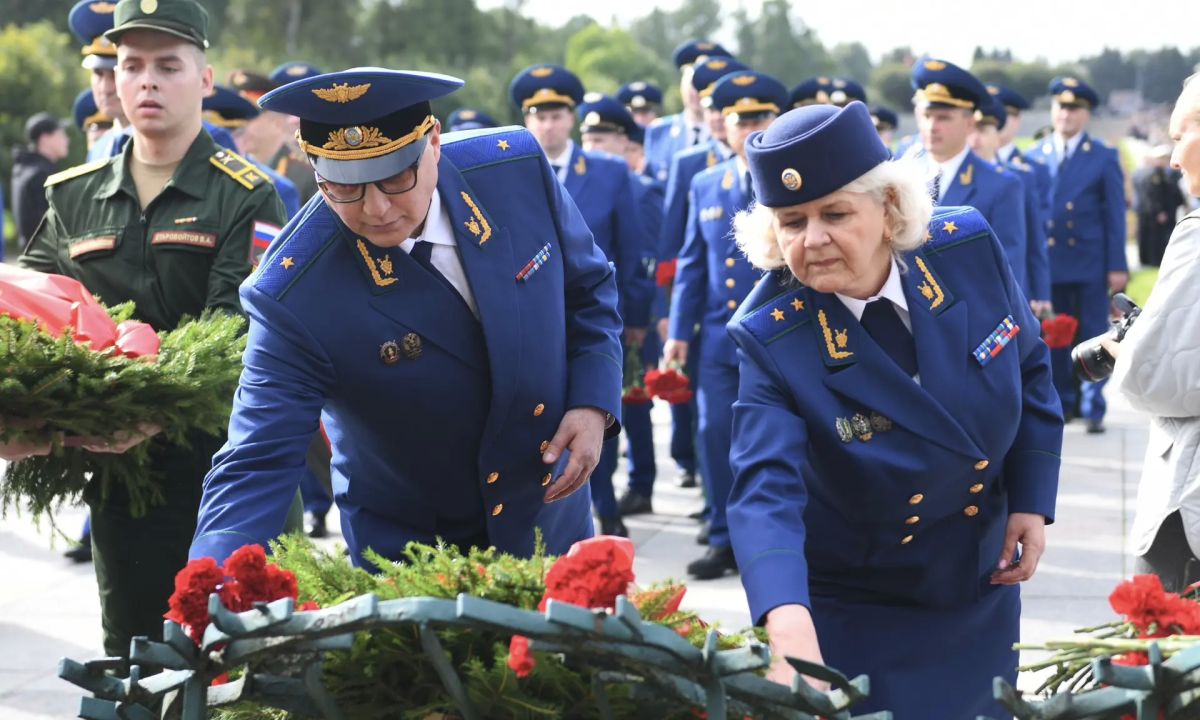 В 85-ю годовщину начала блокады Ленинграда состоялась торжественно-траурная церемония на Пискаревском мемориальном кладбище В 85-ю годовщину начала блокады Ленинграда состоялась торжественно-траурная церемония на Пискаревском мемориальном кладбище
