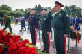 Сегодня в День памяти жертв блокады Ленинграда на Пискаревском мемориальном кладбище Санкт-Петербурга венок от директора Росгвардии Героя России генерала армии Виктора Золотова возложил командующий Северо-Западным округом...