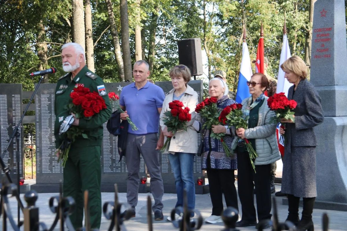 В деревне Оломна завершилась реконструкция братского захоронения советских воинов, погибших в 1941–1944 годах В деревне Оломна завершилась реконструкция братского захоронения советских воинов, погибших в 1941–1944 годах