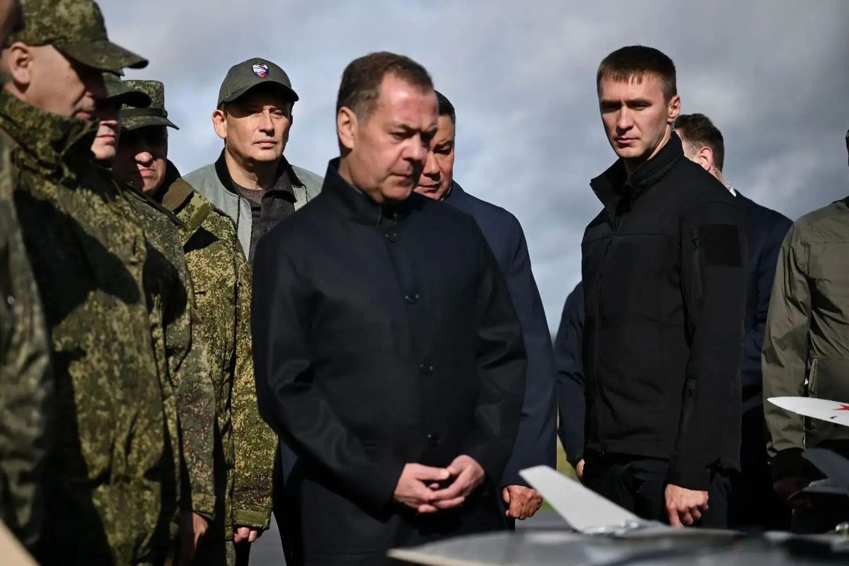 Дмитрий Медведев посетил Ленобласть с рабочим визитом Дмитрий Медведев посетил Ленобласть с рабочим визитом