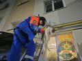 В деревне Ушаки спасатели вызволили кошку, застрявшую в окне