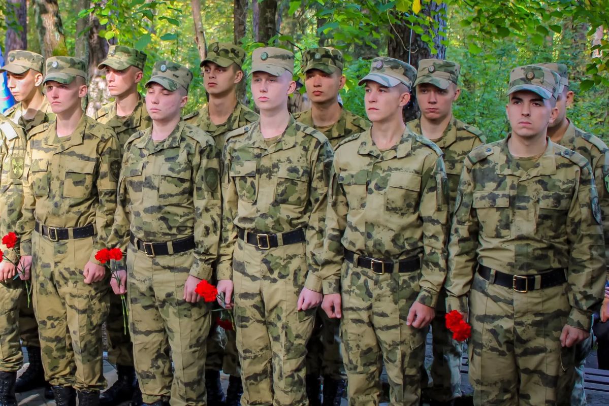 В Ленинградской области военнослужащие полка по охране важных государственных объектов Северо-Западного округа Росгвардии на мемориальном комплексе «Защитникам Отечества» приняли участие в торжественно-траурном мероприятии... В Ленинградской области военнослужащие полка по охране важных государственных объектов Северо-Западного округа Росгвардии на мемориальном комплексе «Защитникам Отечества» приняли участие в торжественно-траурном мероприятии...