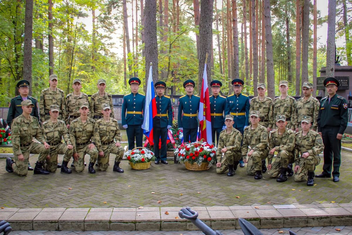 В Ленинградской области военнослужащие полка по охране важных государственных объектов Северо-Западного округа Росгвардии на мемориальном комплексе «Защитникам Отечества» приняли участие в торжественно-траурном мероприятии... В Ленинградской области военнослужащие полка по охране важных государственных объектов Северо-Западного округа Росгвардии на мемориальном комплексе «Защитникам Отечества» приняли участие в торжественно-траурном мероприятии...