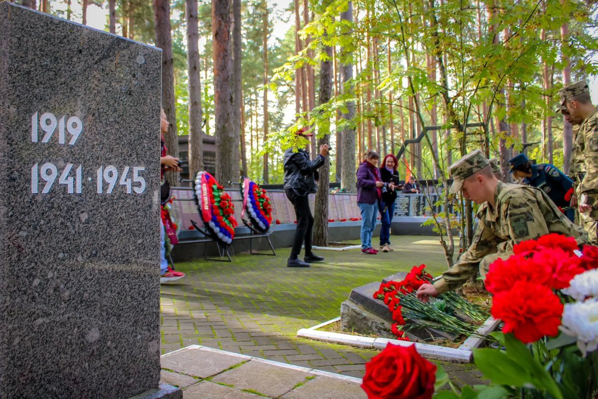 В Ленинградской области военнослужащие полка по охране важных государственных объектов Северо-Западного округа Росгвардии на мемориальном комплексе «Защитникам Отечества» приняли участие в торжественно-траурном мероприятии... В Ленинградской области военнослужащие полка по охране важных государственных объектов Северо-Западного округа Росгвардии на мемориальном комплексе «Защитникам Отечества» приняли участие в торжественно-траурном мероприятии...