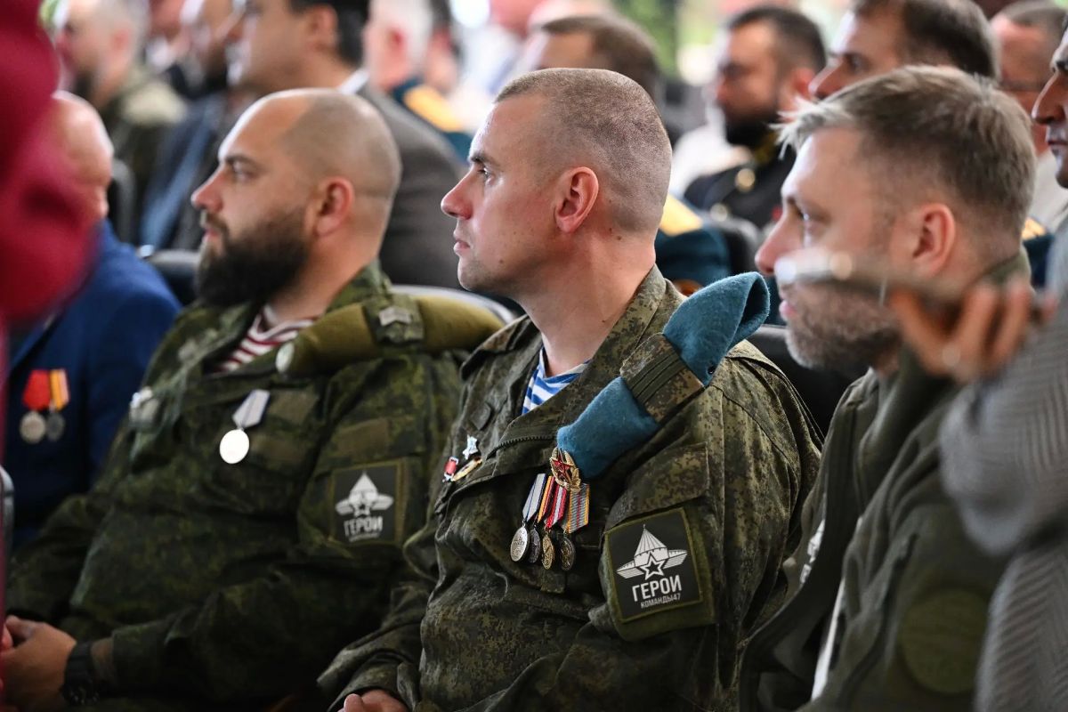 Александр Дрозденко: 47 судеб. 47 современных героев, которых объединяет одно: они были за ленточкой и вернулись живыми Александр Дрозденко: 47 судеб. 47 современных героев, которых объединяет одно: они были за ленточкой и вернулись живыми