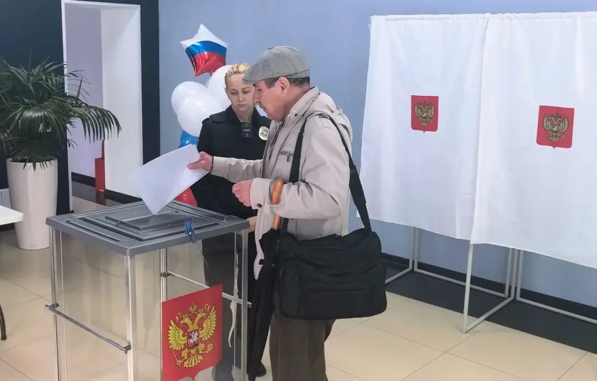 Жители Эстонии голосуют на международном участке в Ивангороде Международный участок номер 741 на улице Гагарина, 3 в Ивангороде с утра принимает живущих за рубежом, но имеющих российское гражданство граждан, желающих... Жители Эстонии голосуют на международном участке в Ивангороде Международный участок номер 741 на улице Гагарина, 3 в Ивангороде с утра принимает живущих за рубежом, но имеющих российское гражданство граждан, желающих...