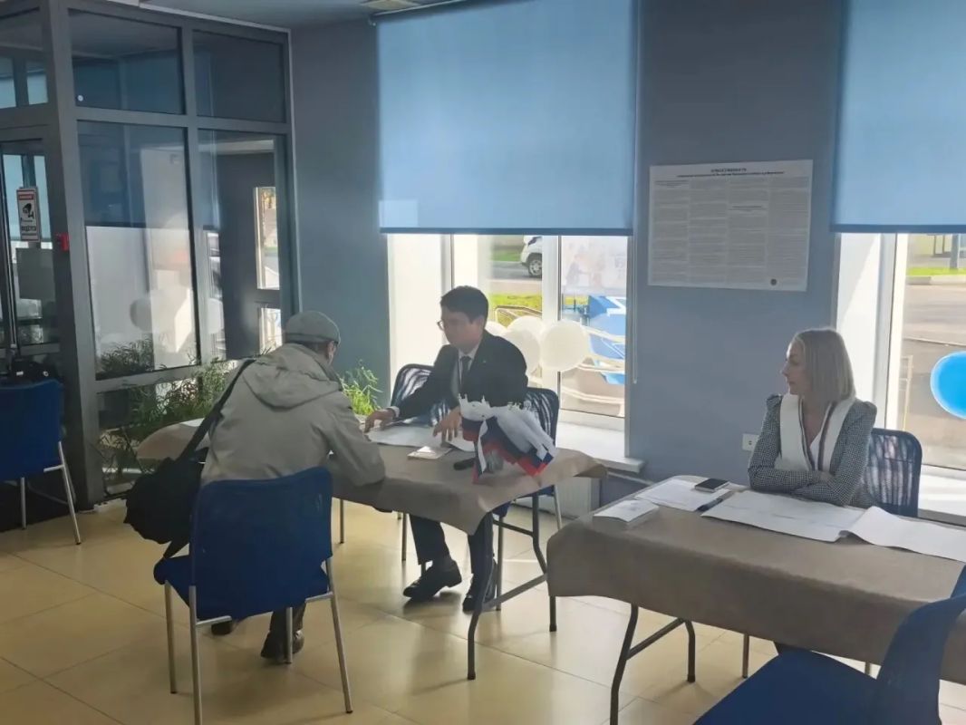 Жители Эстонии голосуют на международном участке в Ивангороде Международный участок номер 741 на улице Гагарина, 3 в Ивангороде с утра принимает живущих за рубежом, но имеющих российское гражданство граждан, желающих... Жители Эстонии голосуют на международном участке в Ивангороде Международный участок номер 741 на улице Гагарина, 3 в Ивангороде с утра принимает живущих за рубежом, но имеющих российское гражданство граждан, желающих...