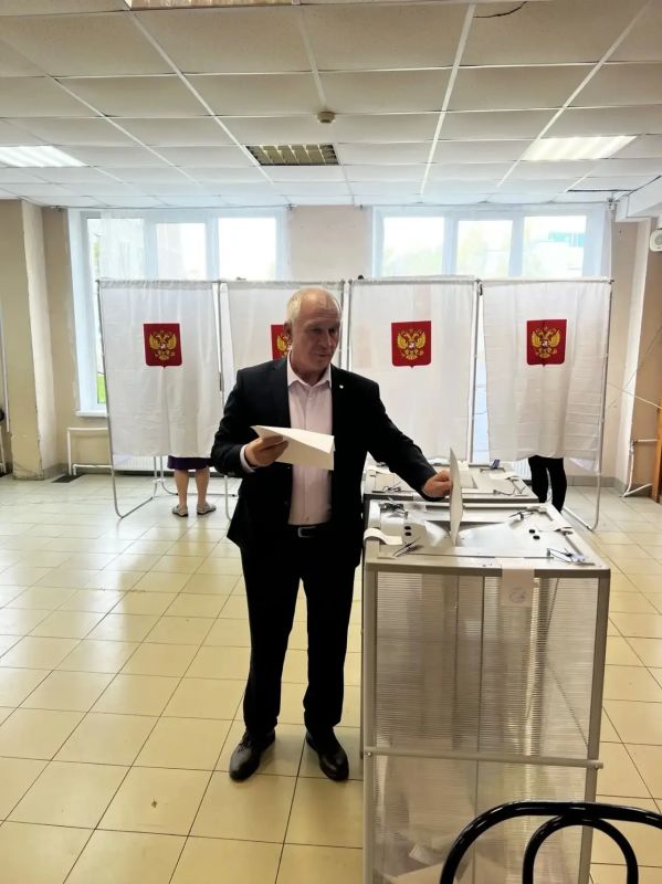 Сегодня на избирательный участок пришёл и президент федерации спортивной борьбы Ленинградской области Владимир Владимирович Безверхний!