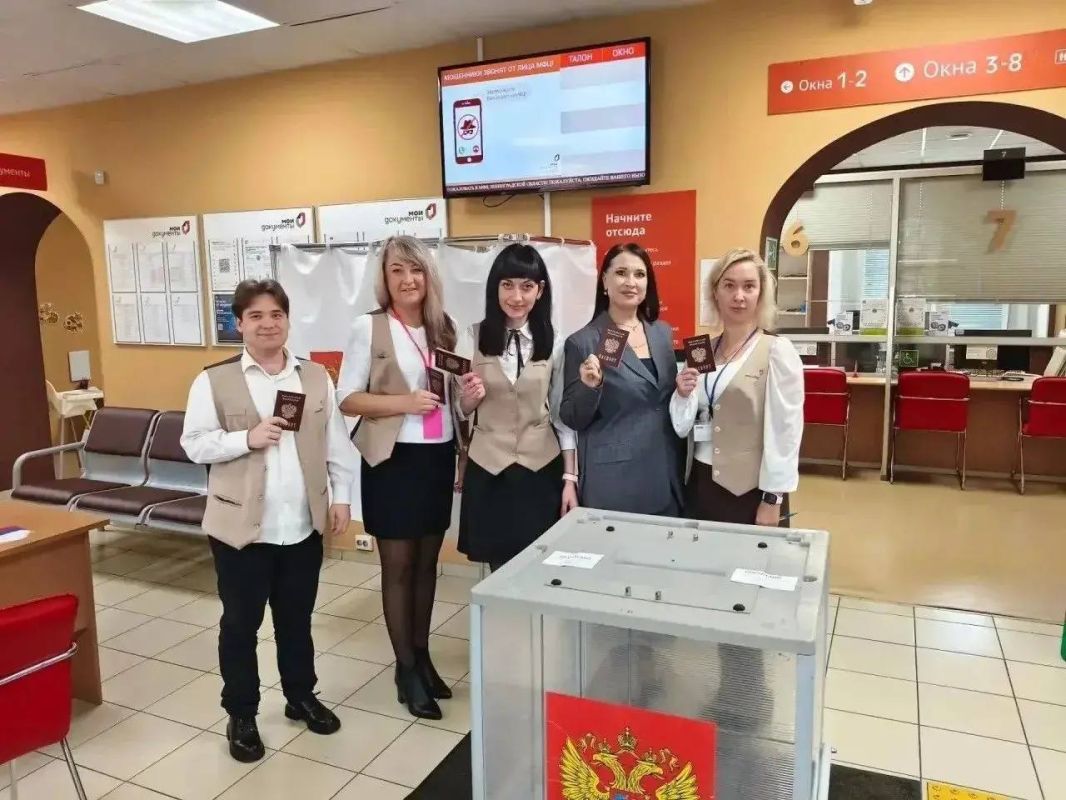 Рабочий день специалистов МФЦ начинался с выборов Рабочий день специалистов МФЦ начинался с выборов