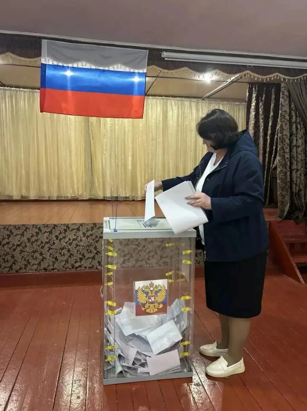 Сегодня специалисты Комитета государственного экологического надзора Ленинградской области и сотрудники Экомилиции приходят на свои избирательные участки в разных уголках региона Сегодня специалисты Комитета государственного экологического надзора Ленинградской области и сотрудники Экомилиции приходят на свои избирательные участки в разных уголках региона