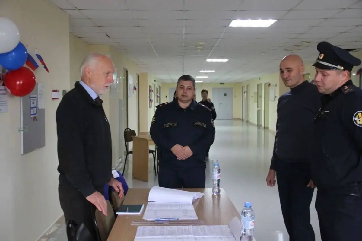 Работу в первый день голосования уполномоченный по правам человека в Ленинградской области Сергей Шабанов начал на временном избирательном участке, который открылся в 8 утра в Следственном изоляторе № 6 в Ломоносовском районе Работу в первый день голосования уполномоченный по правам человека в Ленинградской области Сергей Шабанов начал на временном избирательном участке, который открылся в 8 утра в Следственном изоляторе № 6 в Ломоносовском районе