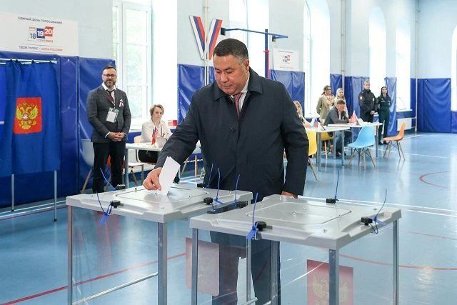 Полномочный представитель Президента Российской Федерации в Северо-Западном федеральном округе Игорь Руденя проголосовал на избирательном участке в одной из школ Петроградского района Санкт-Петербурга Полномочный представитель Президента Российской Федерации в Северо-Западном федеральном округе Игорь Руденя проголосовал на избирательном участке в одной из школ Петроградского района Санкт-Петербурга