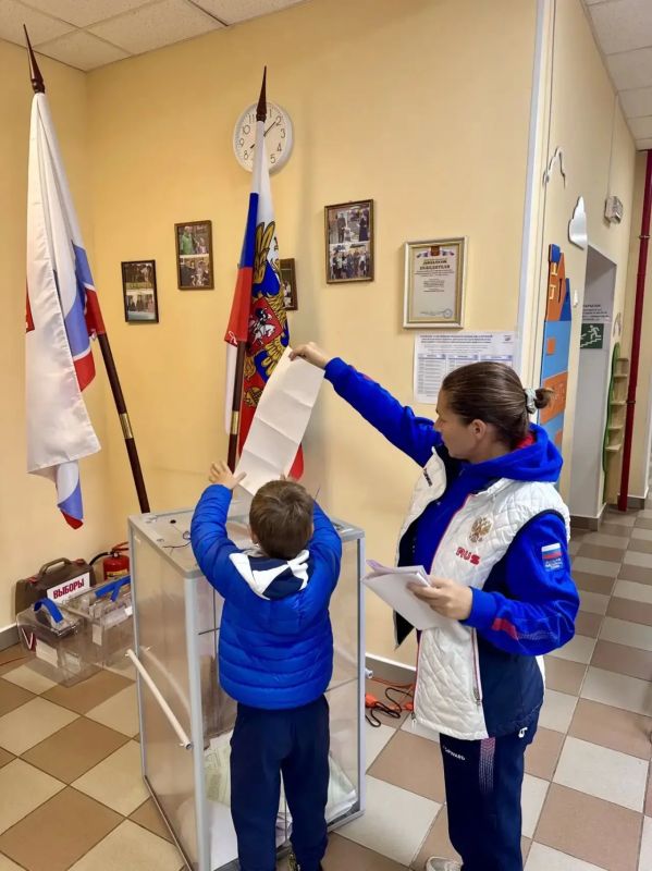 Тёплые кадры дня: спортивная семья Белоусовых отправилась на голосование все вместе —дружно и понастоящему посемейному Тёплые кадры дня: спортивная семья Белоусовых отправилась на голосование все вместе —дружно и понастоящему посемейному