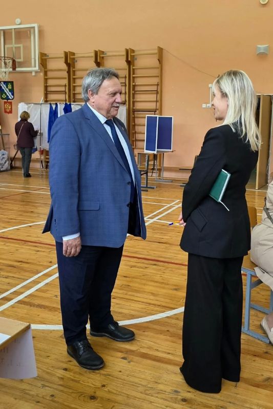Директор Ленинградской атомной станции Владимир Перегуда на своём избирательном участке отдал голос на выборах в Госдуму и Заксобрание Ленобласти Директор Ленинградской атомной станции Владимир Перегуда на своём избирательном участке отдал голос на выборах в Госдуму и Заксобрание Ленобласти