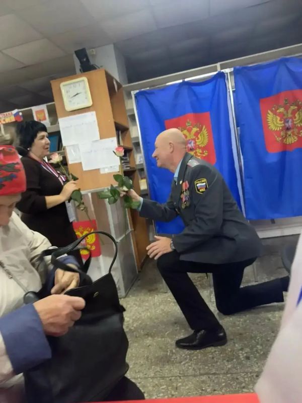 Подсмотрено в Ломоносовском районе: житель Лаголово подарил членам УИК по розе: просто по своему желанию