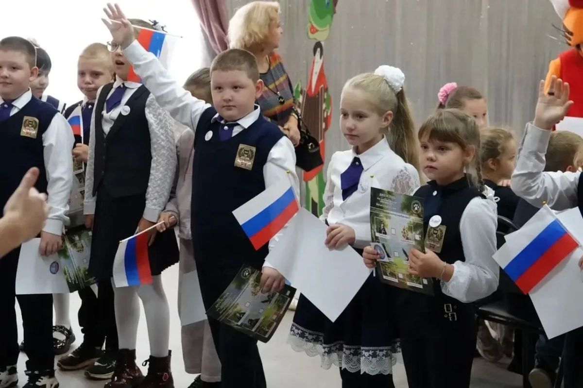 Сегодня во Дворце культуры Бокситогорска волонтёры Молодёжного Совета при главе администрации , Союз активной молодёжи и участники коллектива "Театр Праздника" Центра культуры Бокситогорского района провели для самых... Сегодня во Дворце культуры Бокситогорска волонтёры Молодёжного Совета при главе администрации , Союз активной молодёжи и участники коллектива "Театр Праздника" Центра культуры Бокситогорского района провели для самых...