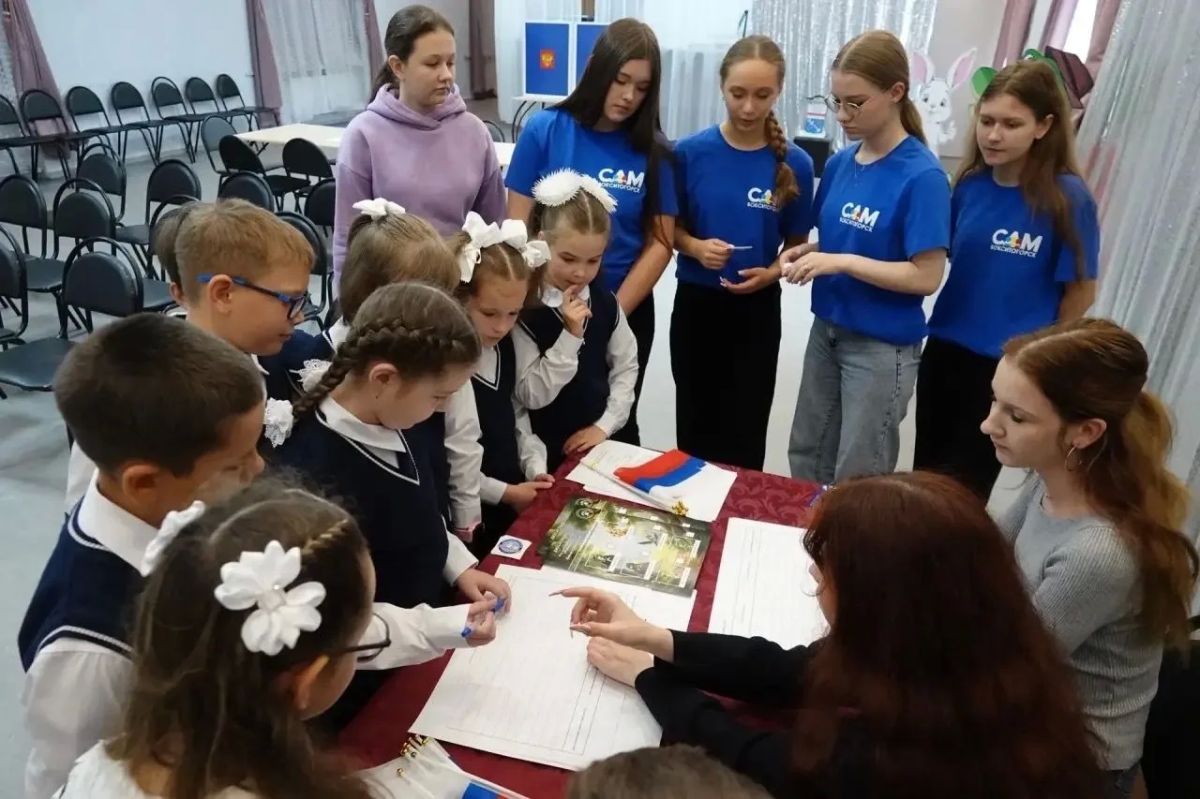 Сегодня во Дворце культуры Бокситогорска волонтёры Молодёжного Совета при главе администрации , Союз активной молодёжи и участники коллектива "Театр Праздника" Центра культуры Бокситогорского района провели для самых... Сегодня во Дворце культуры Бокситогорска волонтёры Молодёжного Совета при главе администрации , Союз активной молодёжи и участники коллектива "Театр Праздника" Центра культуры Бокситогорского района провели для самых...