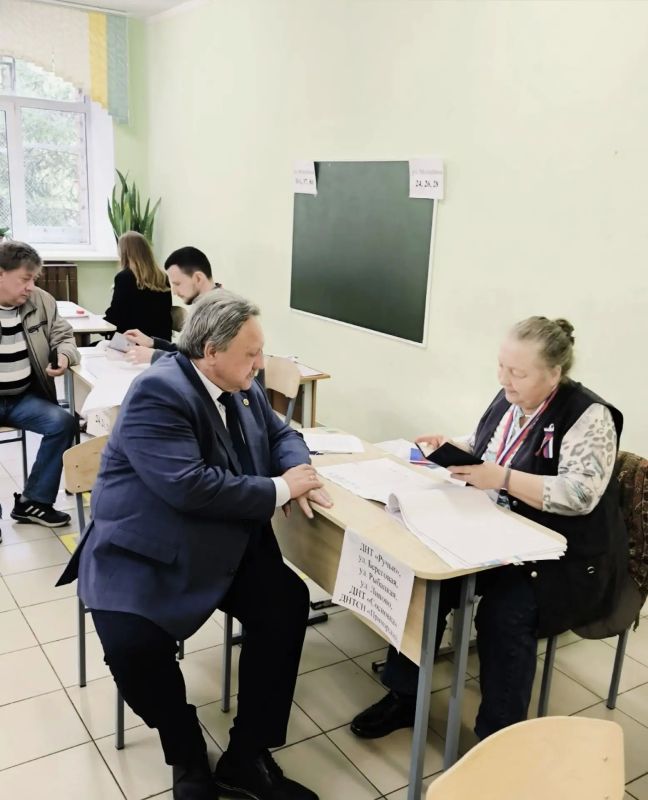 Директор Ленинградской атомной станции Владимир Перегуда на своём избирательном участке отдал голос на выборах в Госдуму и Заксобрание Ленобласти Директор Ленинградской атомной станции Владимир Перегуда на своём избирательном участке отдал голос на выборах в Госдуму и Заксобрание Ленобласти