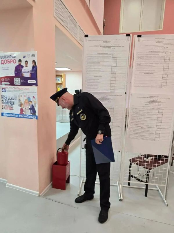 Все три дня пожарные и спасатели Ленобласти обеспечивали безопасность на избирательных участках и голосовали сами Все три дня пожарные и спасатели Ленобласти обеспечивали безопасность на избирательных участках и голосовали сами