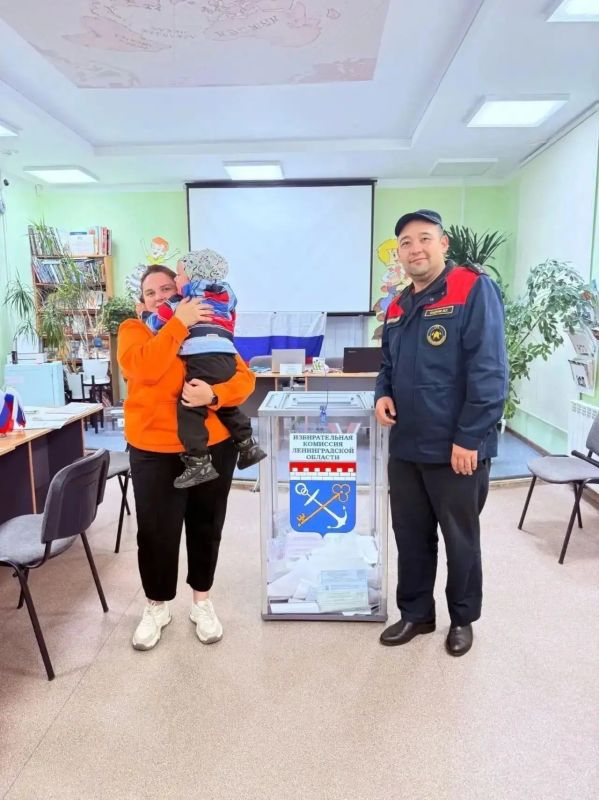 Все три дня пожарные и спасатели Ленобласти обеспечивали безопасность на избирательных участках и голосовали сами Все три дня пожарные и спасатели Ленобласти обеспечивали безопасность на избирательных участках и голосовали сами