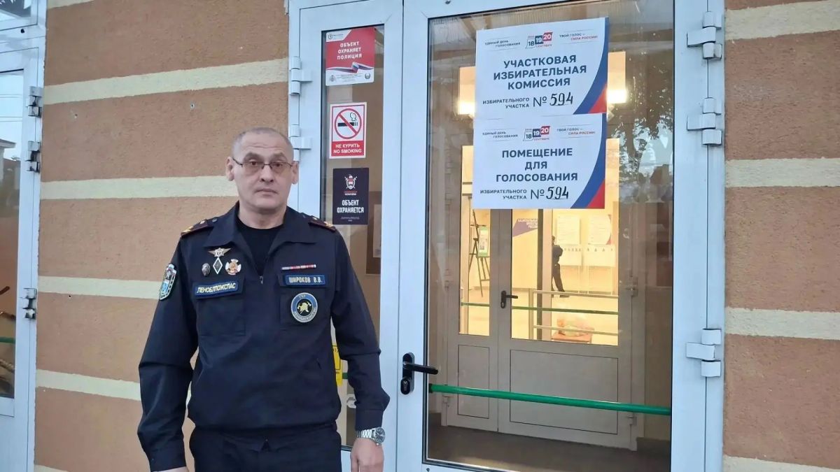 Все три дня пожарные и спасатели Ленобласти обеспечивали безопасность на избирательных участках и голосовали сами Все три дня пожарные и спасатели Ленобласти обеспечивали безопасность на избирательных участках и голосовали сами