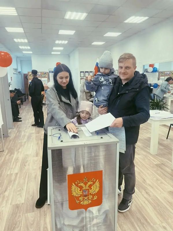 Михаил Солонников — учитель русского языка и литературы Елизаветинской школы Гатчинского округа, лауреат Всероссийского конкурса «Лучший учитель родного языка и родной литературы» пришёл на выборы всей семьёй