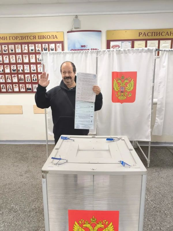Работа в сфере ЖКХ — непростая, часто слесари, сварщики, машинисты насосных установок, водители спецтехники выходят на сутки: обеспечивают работу очистных сооружений, ведут профилактику, устраняют аварии Работа в сфере ЖКХ — непростая, часто слесари, сварщики, машинисты насосных установок, водители спецтехники выходят на сутки: обеспечивают работу очистных сооружений, ведут профилактику, устраняют аварии