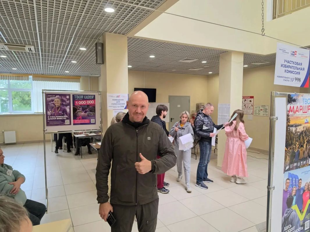 Депутат Законодательного собрания Ленобласти Дмитрий Рытов посетил избирательную комиссию: «Приятно был удивлён активностью молодого поколения Депутат Законодательного собрания Ленобласти Дмитрий Рытов посетил избирательную комиссию: «Приятно был удивлён активностью молодого поколения