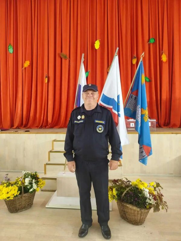Все три дня пожарные и спасатели Ленобласти обеспечивали безопасность на избирательных участках и голосовали сами Все три дня пожарные и спасатели Ленобласти обеспечивали безопасность на избирательных участках и голосовали сами