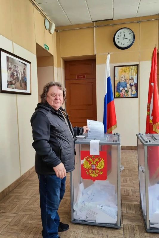 Художественный руководитель и главный дирижёр Государственного оркестра русских народных инструментов «Метелица», заслуженный артист России Игорь Тонин сделал свой выбор