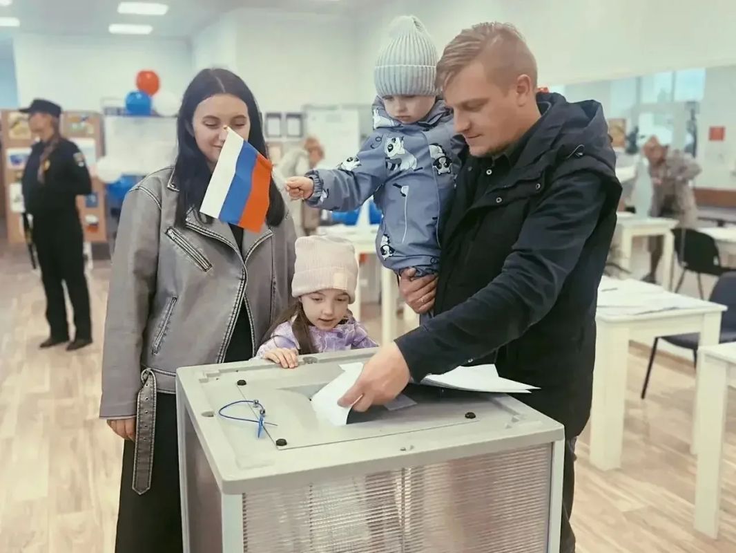Михаил Солонников — учитель русского языка и литературы Елизаветинской школы Гатчинского округа, лауреат Всероссийского конкурса «Лучший учитель родного языка и родной литературы» пришёл на выборы всей семьёй Михаил Солонников — учитель русского языка и литературы Елизаветинской школы Гатчинского округа, лауреат Всероссийского конкурса «Лучший учитель родного языка и родной литературы» пришёл на выборы всей семьёй