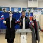Позитивное настроение на избирательном участке в Кудрово сегодня создал российский актёр театра и кино Виталий Бисеров
