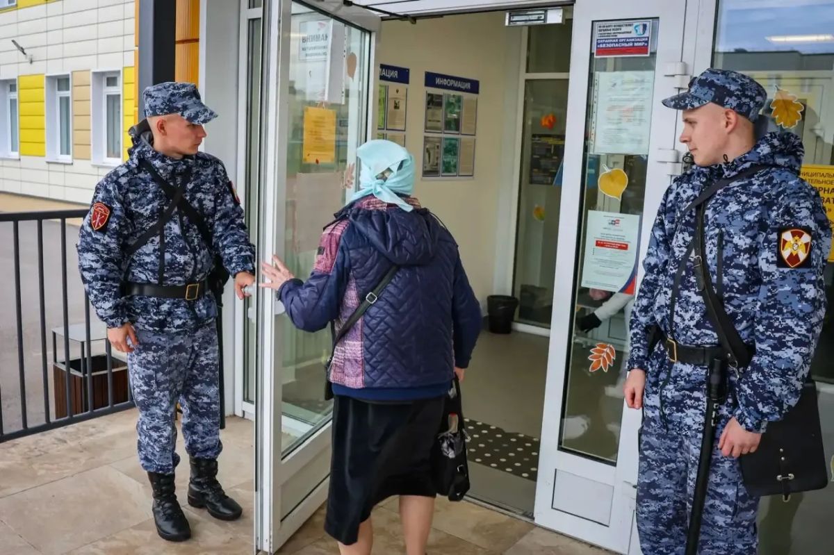 В Ленинградской области почувствовавшему себя плохо на избирательном участке 82-летнему гражданину оказал доврачебную помощь военнослужащий 33-й бригады оперативного назначения Северо-Западного округа Росгвардии