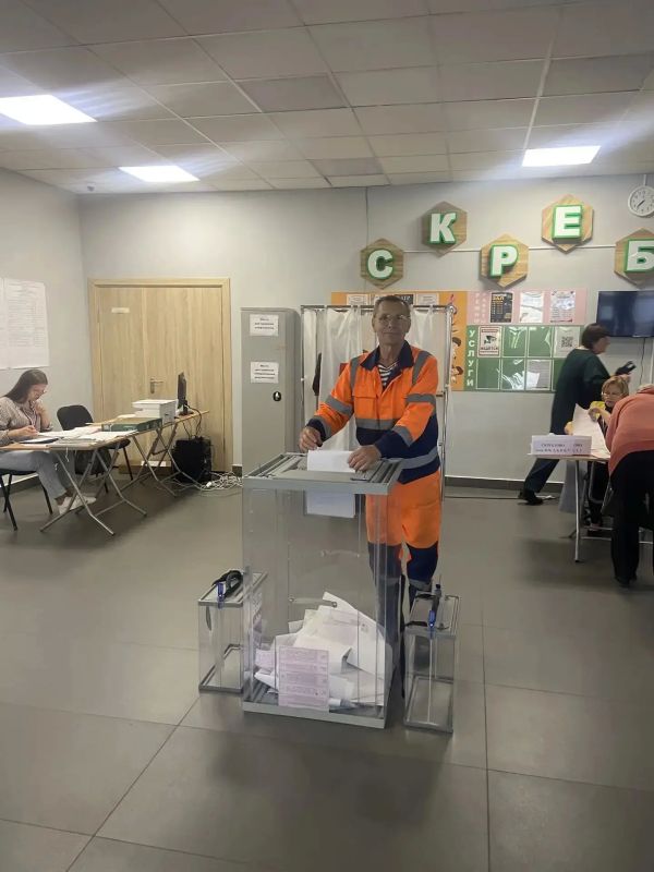Работа в сфере ЖКХ — непростая, часто слесари, сварщики, машинисты насосных установок, водители спецтехники выходят на сутки: обеспечивают работу очистных сооружений, ведут профилактику, устраняют аварии Работа в сфере ЖКХ — непростая, часто слесари, сварщики, машинисты насосных установок, водители спецтехники выходят на сутки: обеспечивают работу очистных сооружений, ведут профилактику, устраняют аварии