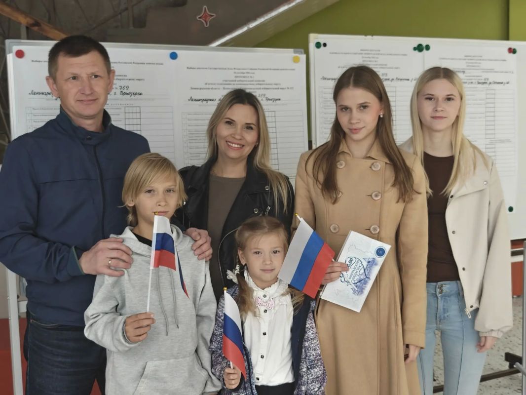 Сбылась мечта: в День многодетной семьи старшая дочь Бакалдиных проголосовала впервые Сбылась мечта: в День многодетной семьи старшая дочь Бакалдиных проголосовала впервые