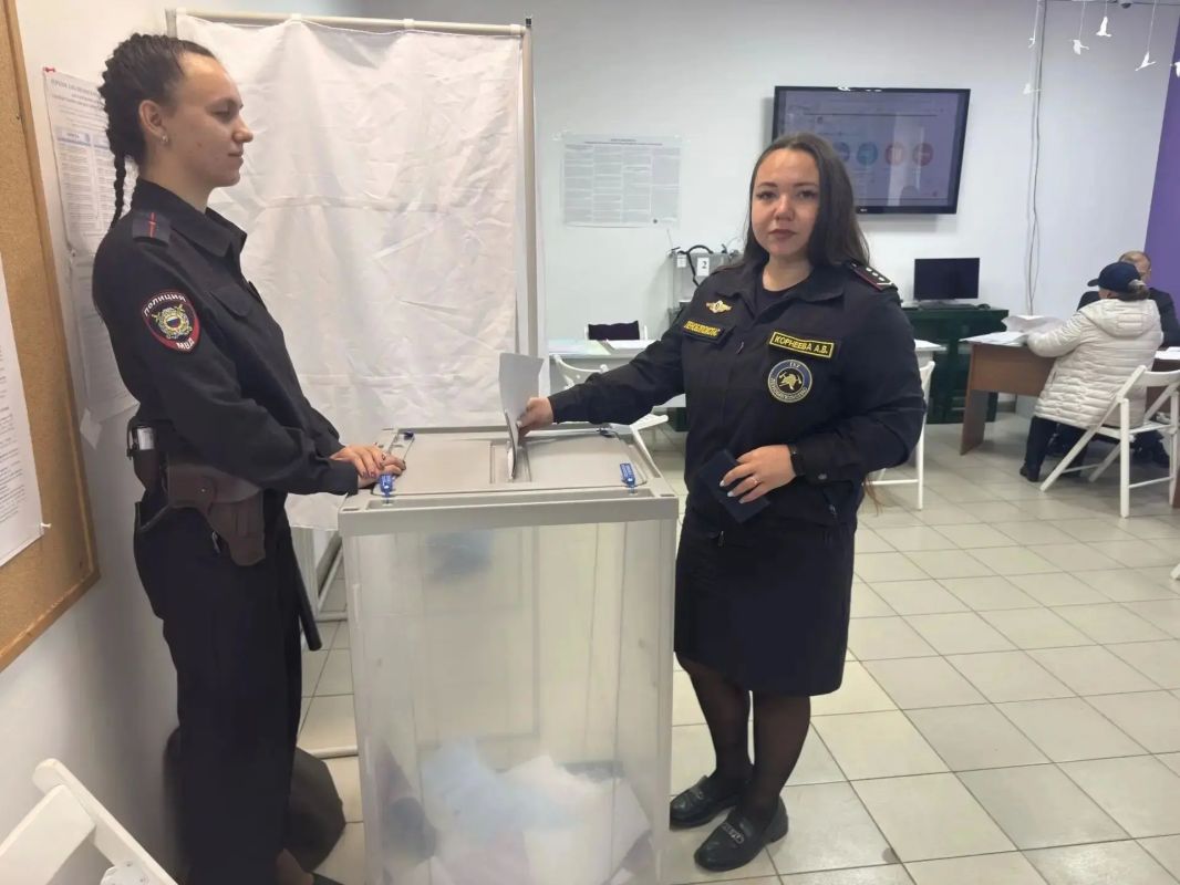 Все три дня пожарные и спасатели Ленобласти обеспечивали безопасность на избирательных участках и голосовали сами Все три дня пожарные и спасатели Ленобласти обеспечивали безопасность на избирательных участках и голосовали сами