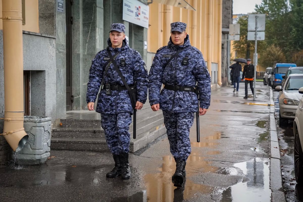 Военнослужащие 33-й бригады оперативного назначения и специального моторизованного Измайловского полка Северо-Западного округа Росгвардии в ходе обеспечения общественной безопасности единого дня голосования в... Военнослужащие 33-й бригады оперативного назначения и специального моторизованного Измайловского полка Северо-Западного округа Росгвардии в ходе обеспечения общественной безопасности единого дня голосования в...