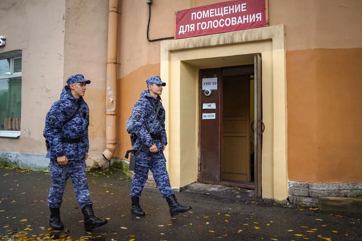 Военнослужащие 33-й бригады оперативного назначения и специального моторизованного Измайловского полка Северо-Западного округа Росгвардии в ходе обеспечения общественной безопасности единого дня голосования в... Военнослужащие 33-й бригады оперативного назначения и специального моторизованного Измайловского полка Северо-Западного округа Росгвардии в ходе обеспечения общественной безопасности единого дня голосования в...